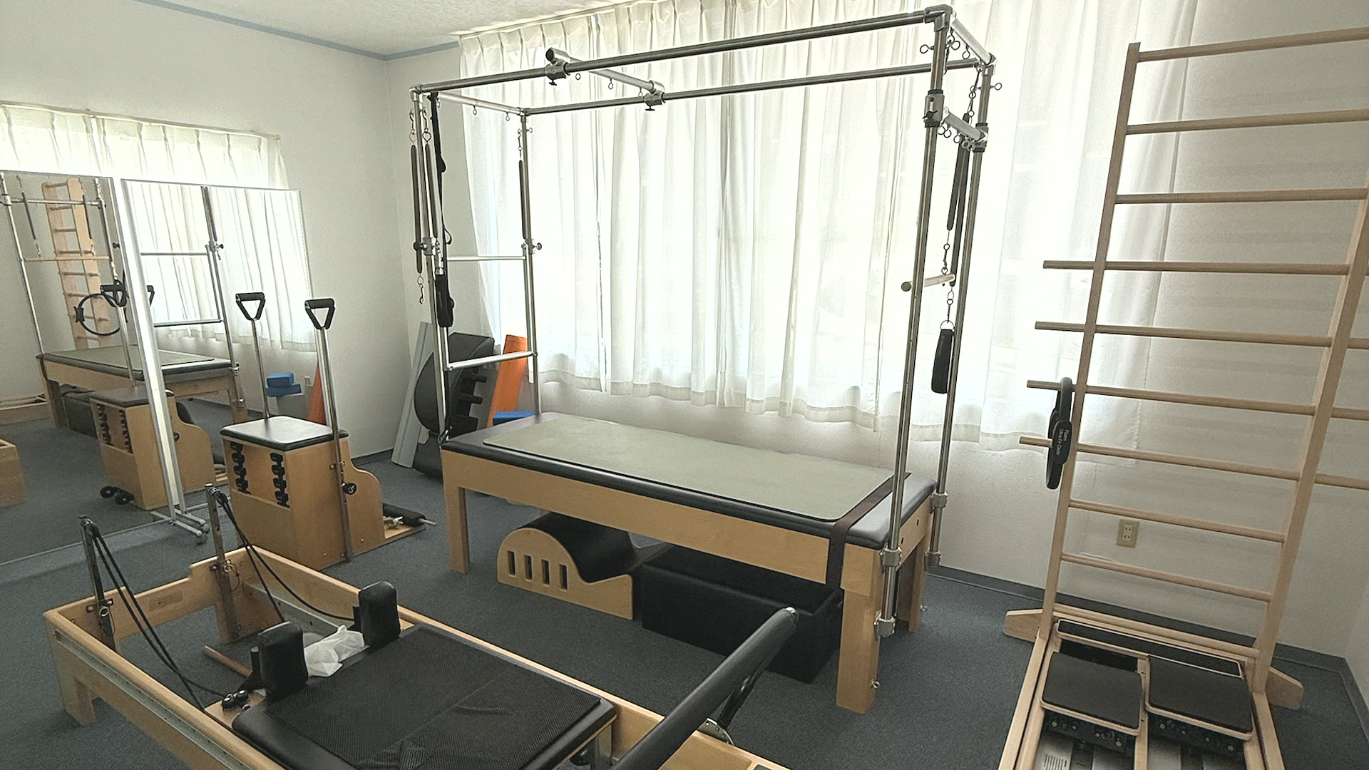 ピラティス用の機器を備えた院内のスタジオ